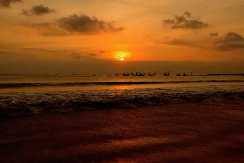 巴厘岛,夕阳下的海浪,沙滩 .