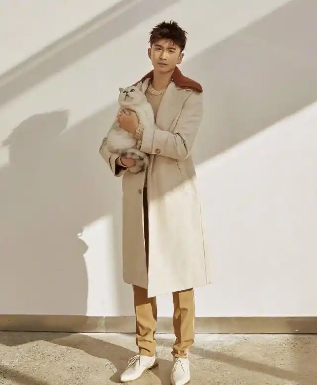 张云龙晒时尚大片,鞋子有点像女生穿的,好看吗?