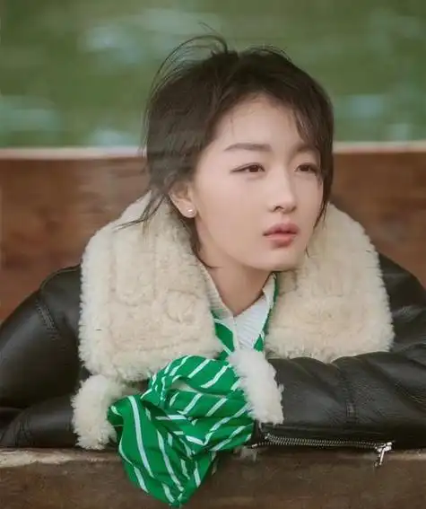 周冬雨是一位出色的90后演员,她以张艺谋执导的电影《山楂树之恋》