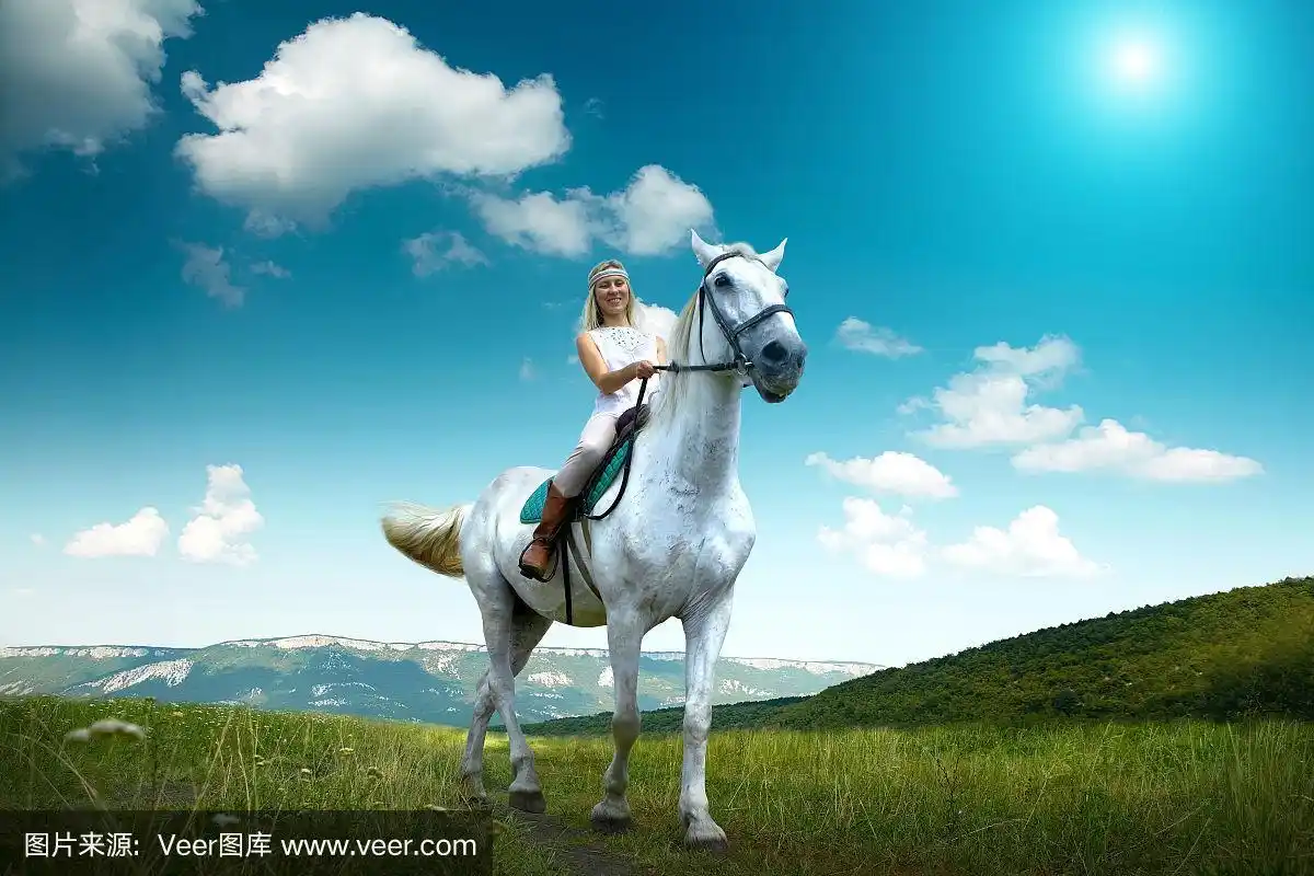 年轻的女骑手骑着白马,户外景色