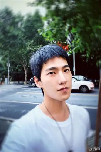 杨洋剪了短发 整个人干净阳光 帅气逼人