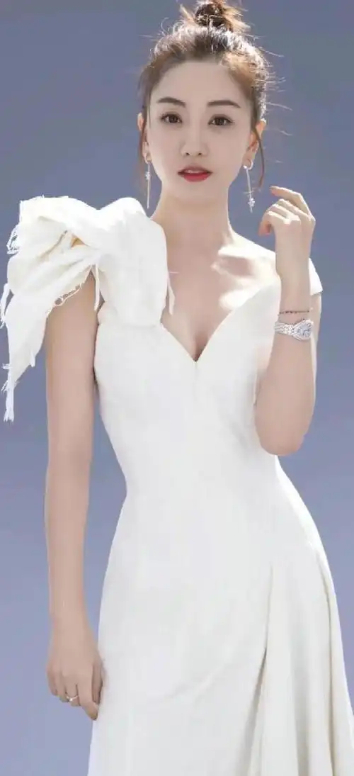 杨蓉2013年足球宝贝写真,短发俏皮,身材火辣