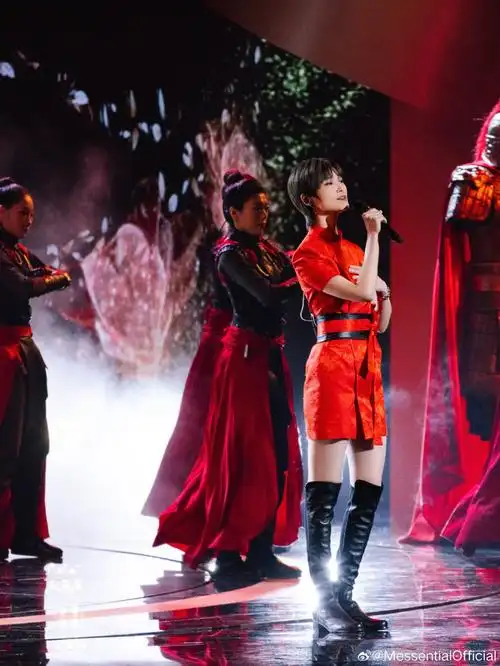 李宇春身着m essential 特别定制双鸟百花密缎新式旗袍,搭配m