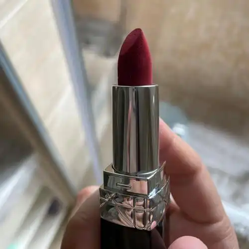 作为一个不适合化妆(主要是有点懒)的人,日常基本就涂个口红.