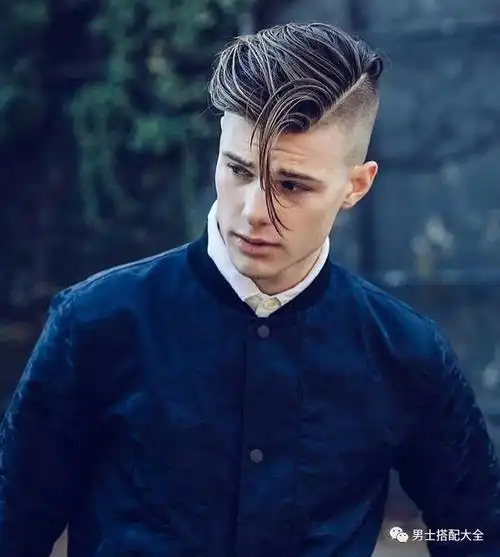 变得油亮的整齐发型彰显出秩序,除了男士,想要展现女强人气势感的女性