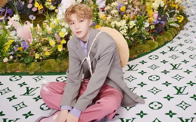 范丞丞帅气活动照图片桌面壁纸 - tt98图片网