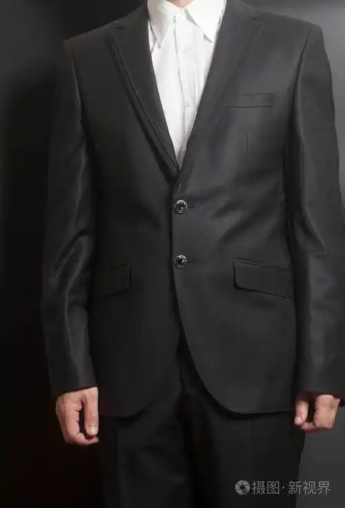 穿黑色西装和白衬衫的男人