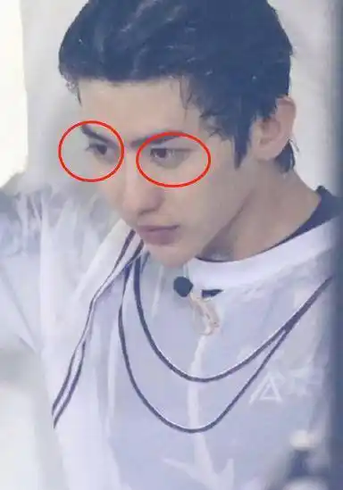 原创蔡徐坤落水后脱妆被要求素颜录制当镜头对准鼻子真实21岁