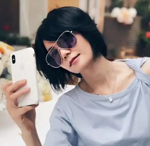 王菲近照被传开照片放大三倍后这生图模样真是51岁