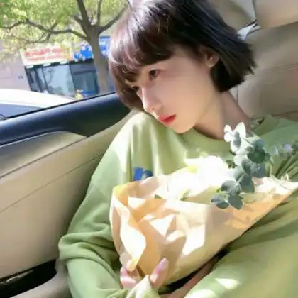 自然干净的绿色系头像女生真人图片