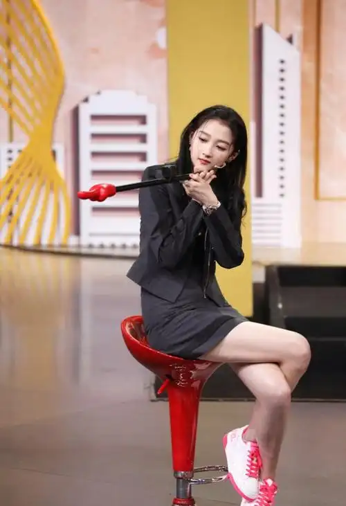 有种坐姿叫关晓彤的鱿鱼坐双腿无一丝距离常人不敢模仿