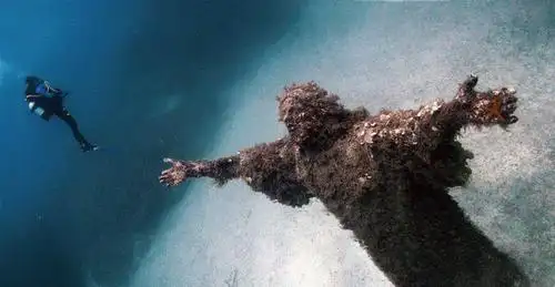 正文 然而这座桥因许多狗曾经就这样往桥下跳,丧命于位在桥下50英尺的