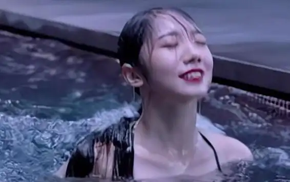 孟美岐游泳视频被翻出,穿挂脖泳衣扎马尾辫,造型太美引发争议