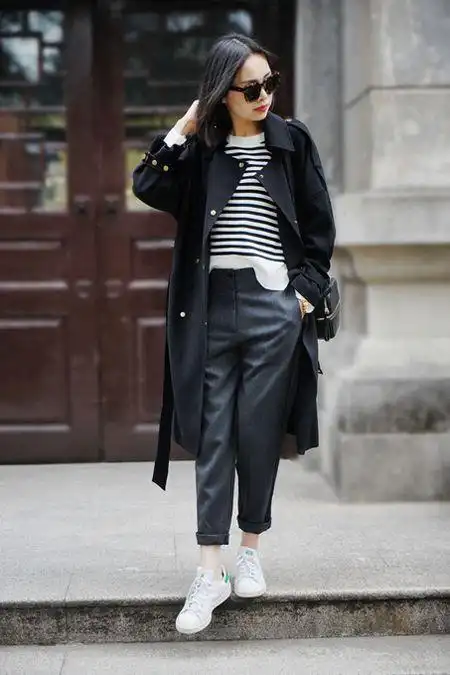 黑色绑带风衣 白色条纹针织衫 深灰色哈伦裤 白色系带休闲鞋 黑色单肩