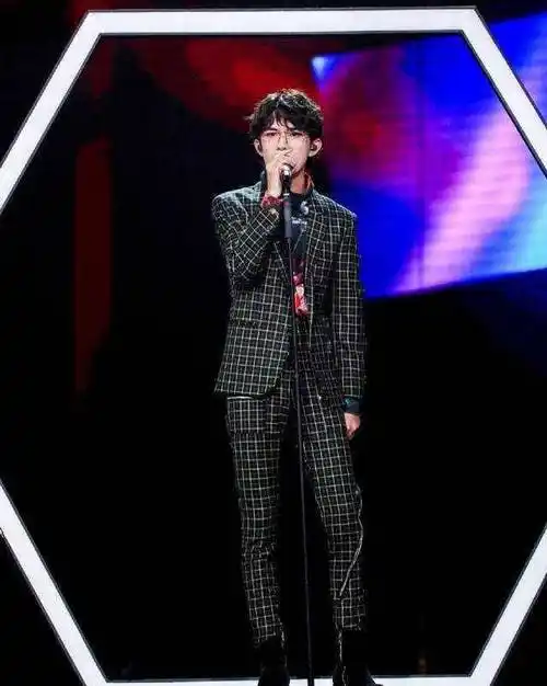 他的身高是185,跟易烊千玺站一起,肉眼也能看得出来,易烊千玺的身高