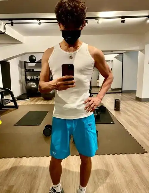 48岁木村拓哉秀身材,胸肌厚实黄金比例碾压鲜肉,长女心美换发型焕然一