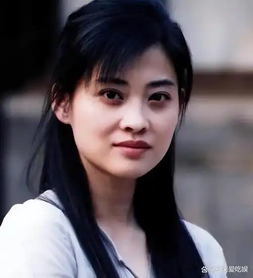 梅婷剪短发撞脸毛阿敏和小13岁颖儿同框却被调侃像同龄人