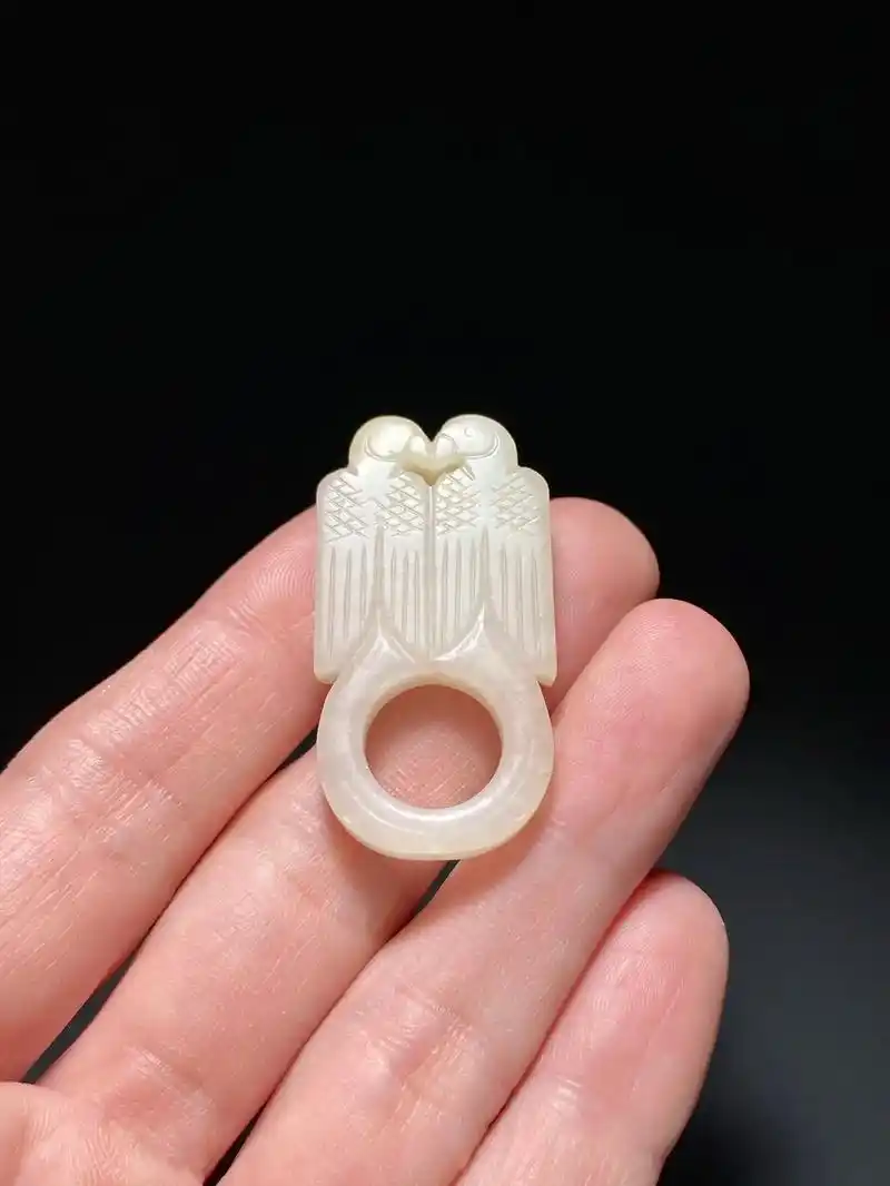 爸爸从一个商人手里收来的清中期 和田玉籽料 白玉 双鸟 玉佩 - 抖音