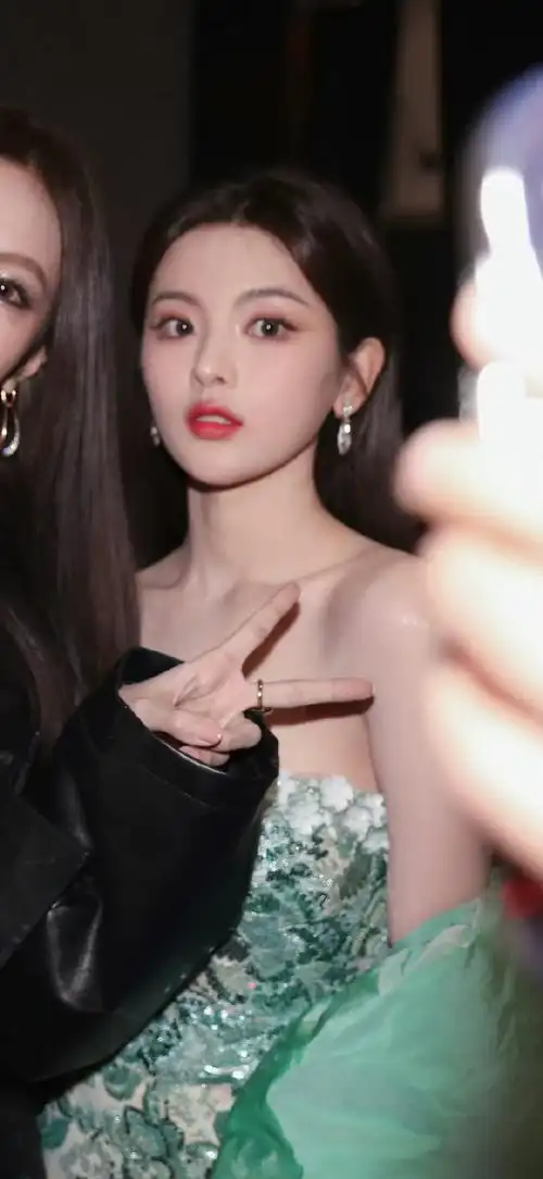 杨超越超话231225@杨超越91相关动态 更新杨超越费加罗风尚趋势盛典