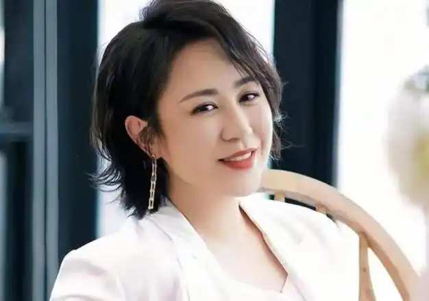 她曾因长相自卑,现主演票房破181亿,成中国影史票房最高女演员|马丽