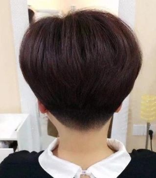 想剪短发的小姐姐不要犹豫,第一次剪短发可以试试"剃后脖短发"