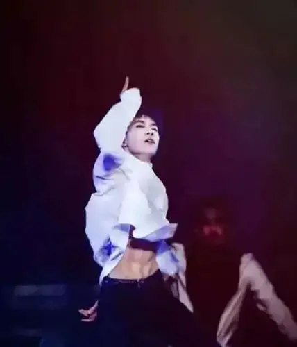 沉迷于千玺和王源"美色"的同时,王俊凯的腹肌终于也来了