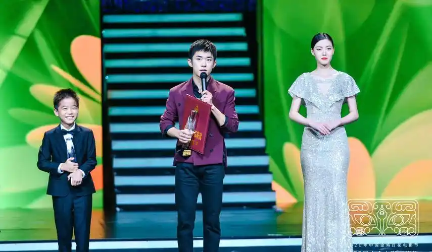 而根据官方资料看,易烊千玺的身高并没有官方数据,毕竟年纪还小,还在