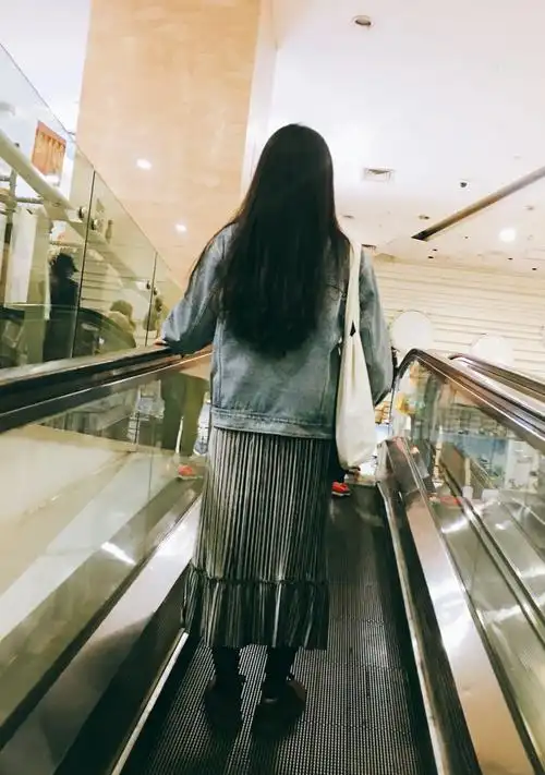 你长头发的背影真迷人!