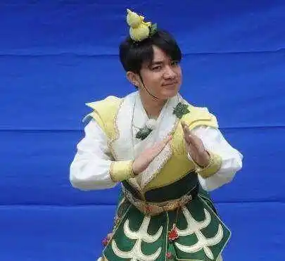 王祖蓝蹲点晒邓超"丑照"四字生日祝福很暖心_电影_时候_印象