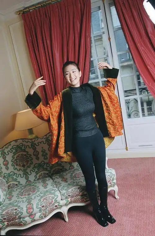 在后台拍到巩俐穿紧身裤胯宽不刻意瘦身55岁素颜还这么漂亮