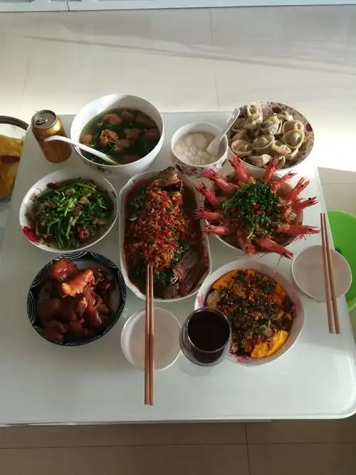 中国人的年夜饭是家人的团圆聚餐,这顿是年尾最丰盛,最重要的一顿晚餐