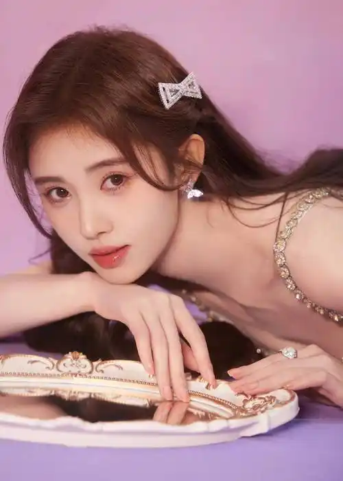 鞠婧祎时尚合集:甜美迷人,清新明丽