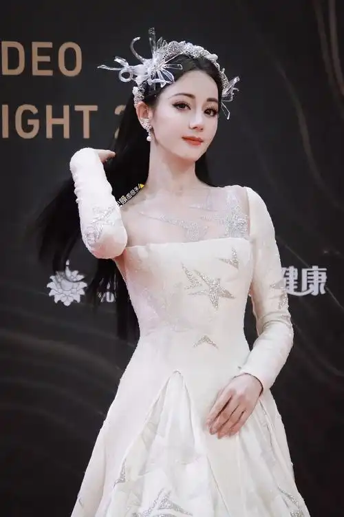 迪丽热巴超话20231217#迪丽热巴内场侧颜#迪丽热巴星光大赏红毯高清