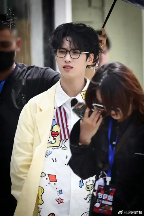 严浩翔卷毛眼镜造型##严浩翔幼态感