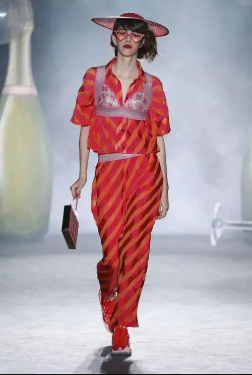 因此,服装色彩是服装构成的一个重要因素,在服装设计中处于核心地位.