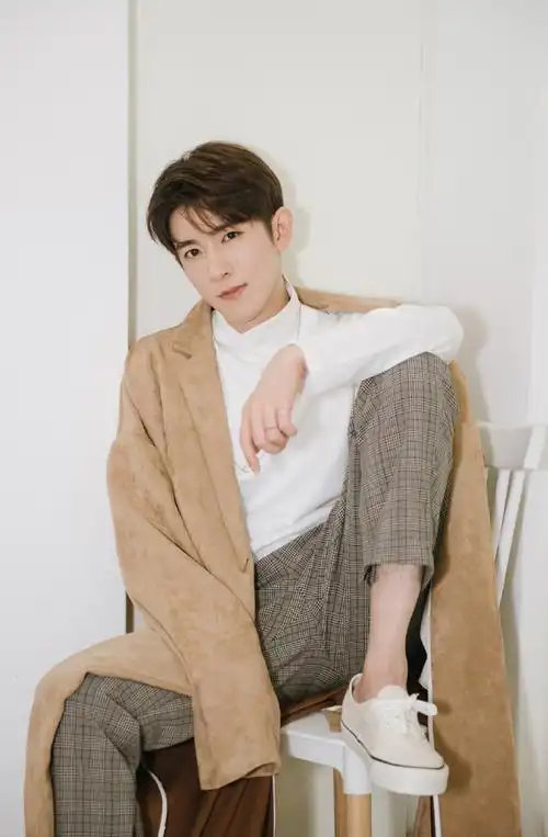 180cm/出生地:江苏,徐州/出生日期:11月2日职业:简介:季肖冰,出生于