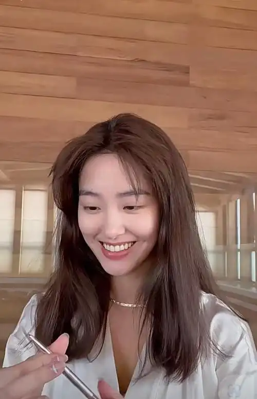 杨采钰晒出近照曝光,素颜出镜,分享化妆教程