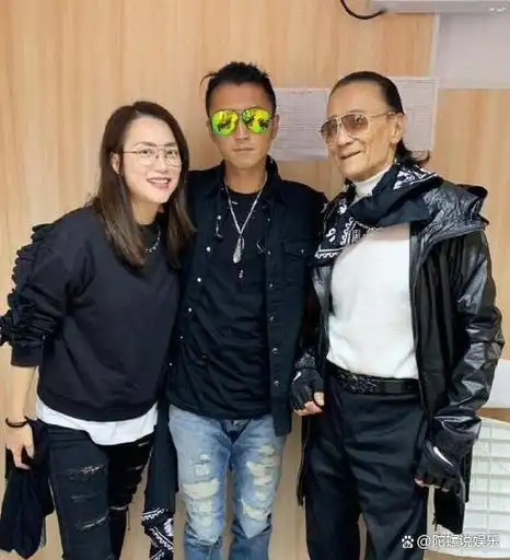 谈及谢贤,年轻人可能并不太熟悉他,因为他们更钟情于谢贤的儿子谢霆锋