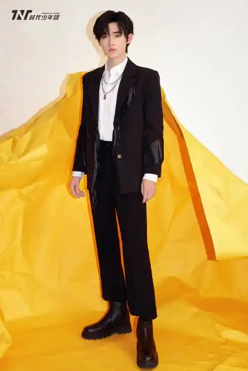 时代少年团黑西装白衬衫造型