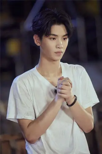 《勇敢的世界》剧照曝光,丁泽仁,黄明昊目光笃定展热血英姿