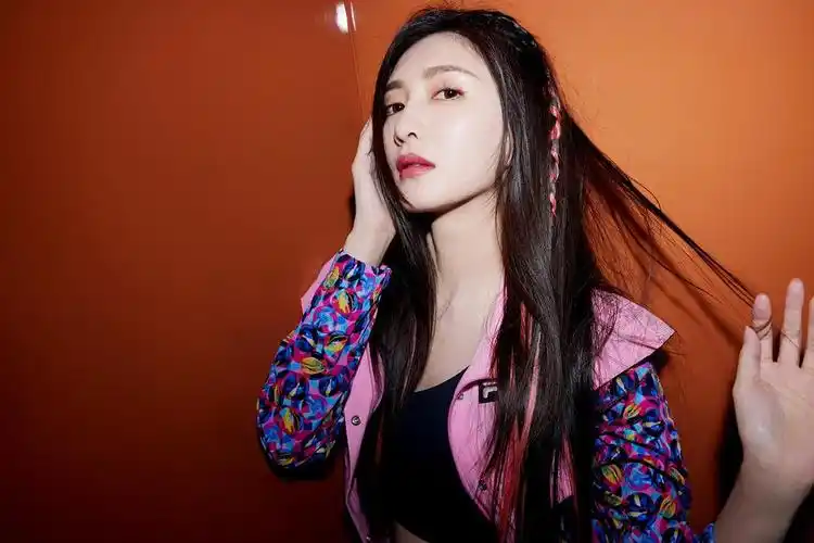 江疏影 fila 时尚运动代言人出席 fila 110周年之际首家全球全.