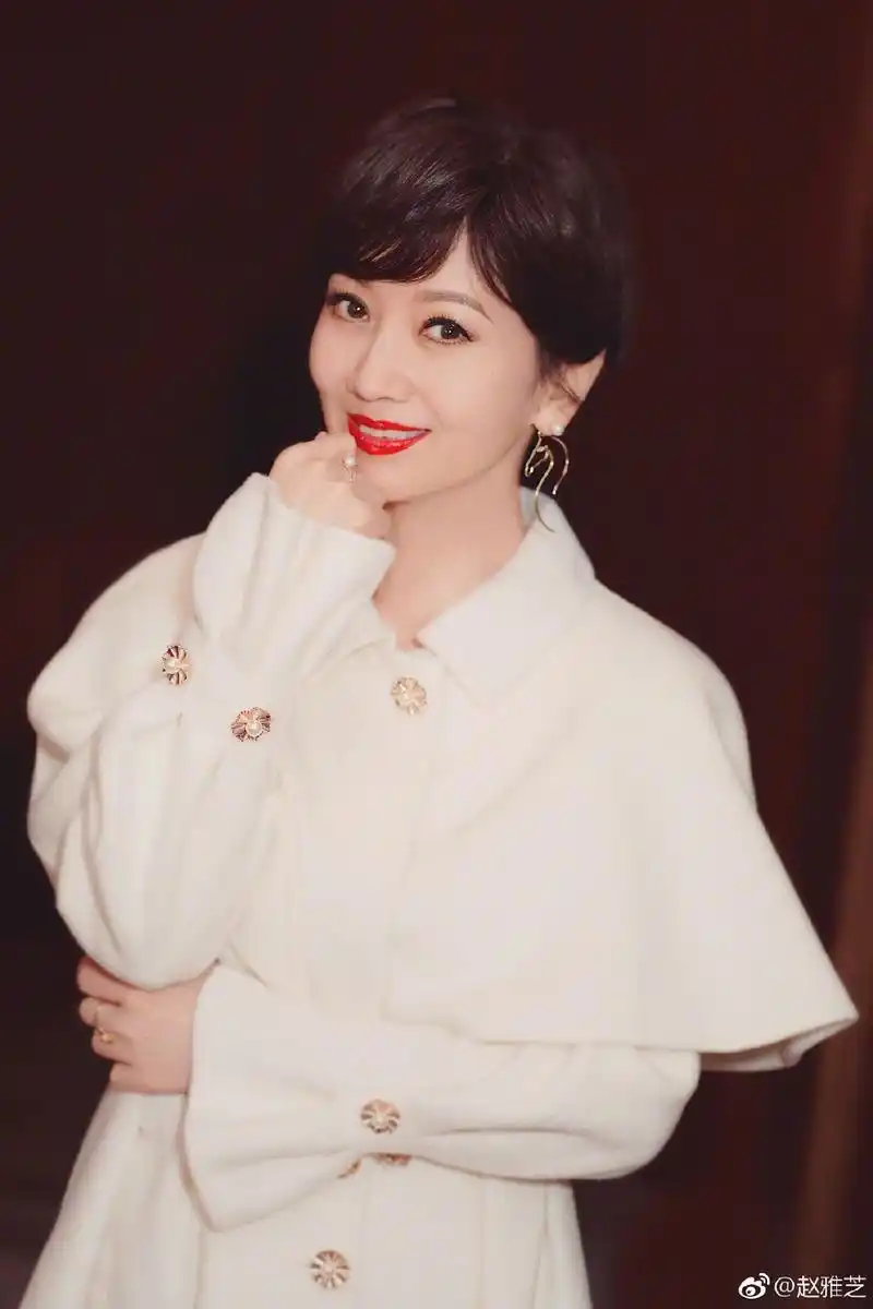 赵雅芝穿白色大衣显端庄 温柔凝视镜头气质高雅