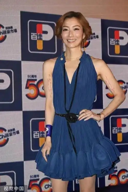 郑秀文的身材绝了洋气热辣短裙大秀好曲线但色调风格并不时尚