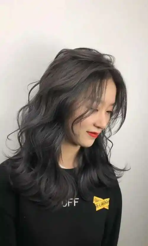 想不去掉长度换个发型,烫发就是首选,以前流行的大卷,现在一些好看的