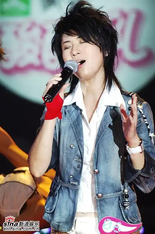 图文:超女总决赛10进8 尚雯婕表演投入