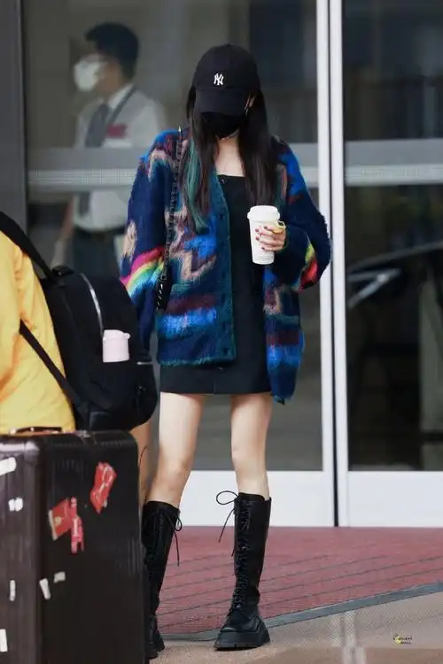 印花毛衣开衫#杨幂今日机场饭拍9615彩色针织开衫 连衣短裙的搭配