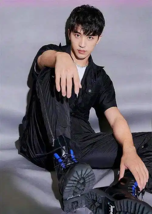 在近日,酷爱玩游戏的许魏洲就参加了某游戏的总决赛