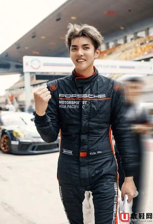 最近明星上脚有点怪吴亦凡开保时捷穿什么鞋碧梨的yeezy又大又圆