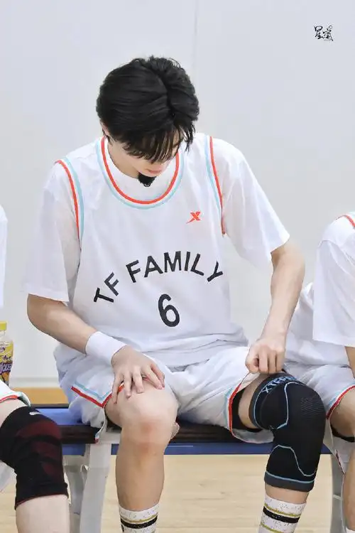 只能一个人对着你的背影说着"下次见.".@时代少年团-宋亚轩