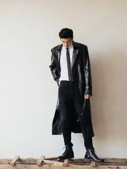 张云龙再现霸总穿搭,卫衣配皮衣毫无违和感,学生党照着穿也很帅_衬衫